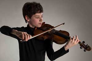 Photo of Samuel Allan-Chapkovski playing the violin